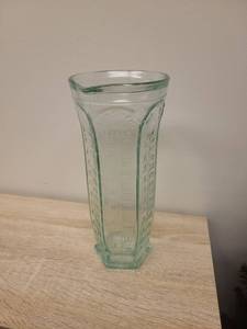lot 118 image: Green Glass Multi-Scale Measuring Cup