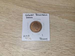 lot 121 image: 2000 Great Britain One Penny Coin KM#986