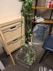 lot 143 image: Tall Artificial Ivy Topiary Tower with Metal Trellis Stand