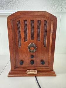 lot 88 image: Welbilt Collectors Edition AMFM Wood Cabinet Table Radio Model 86006 Works