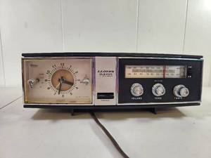 lot 89 image: Lloyds Solid State AMFM Clock Radio Model JJ-9420