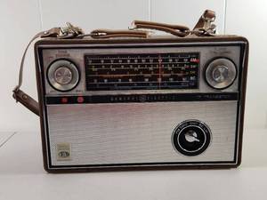 lot 91 image: General Electric World Monitor 17 Transistor Portable Radio