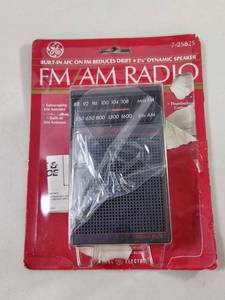 lot 92 image: General Electric FMAM Portable Pocket Radio Model 7-2582S
