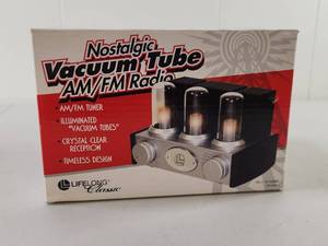 lot 93 image: Lifelong Classic Nostalgia Vacuum Tube AMFM Radio