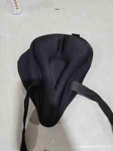lot 1446 image: Black Gel Bike Seat Cover
