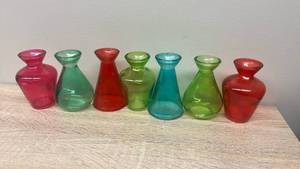 lot 10 image: Set of 7 Colorful Glass Bud Vases