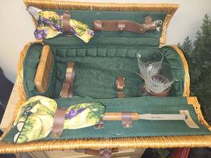 lot 105 image: Picnic Time Verona Wicker Picnic Basket Set