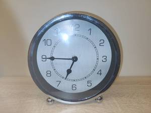 lot 17 image: Round Chrome Desk Clock with Ball Feet