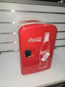 lot 52 image: Coca-Cola Koolatron Personal Mini Fridge KWC-4