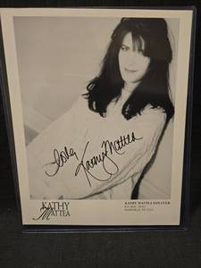 lot 50911 image: Kathy Mattea Signed 8x10 Fan Club Promo Photo