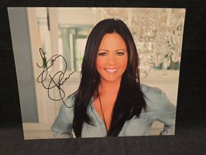 lot 50933 image: Sara Evans Signed 8x10 Photo
