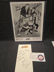 lot 50946 image: Titus FOX TV Show Cast Signed 8x10 Photo with Christopher Titus Signed Note and COA