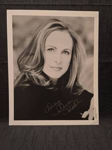 lot 50965 image: Marlee Matlin Signed 8x10 Black and White Publicity Photo
