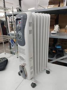 lot 61635 image: Pelonis 1,500-Watt Portable Electric Oil-Filled Radiant Heater