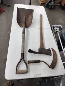 lot 61674 image: Set of 3 Vintage Tools