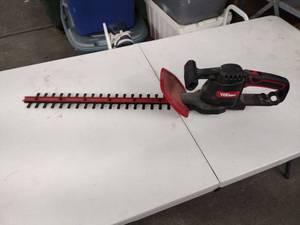 lot 61677 image: Hyper Tough 20V Max 22-inch cordless hedge trimmer