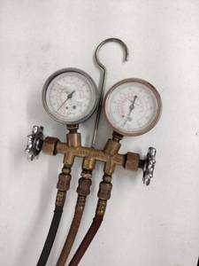 lot 61696 image: Robinair vintage HVAC manifold gauge set,
