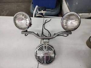 lot 61706 image: Harley-Davidson Springer passing lamp fog light bar