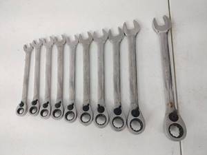 lot 61712 image: Blue-Point reversible ratcheting combination wrenches 10 Pc (9mm-19mm)(missing 18mm)