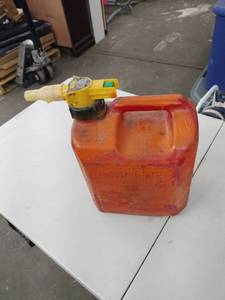 lot 61714 image: Chilton 2.5-gallon gasoline container