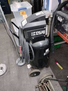 lot 61745 image: Central Pneumatic 21-gallon vertical air compressor