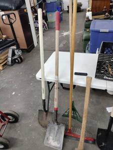 lot 61749 image: Lot of Garage and Yard Tools