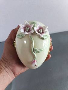 lot 102 image: Formalities by Baum Bros Porcelain Egg Trinket Box with Applied Flowers