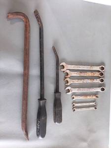 lot 113 image: Craftsman Combination Wrench Set with Pry Bars and Screwdrivers Mixed Hand Tool Lot