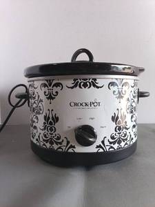 lot 114 image: Crock-Pot SCR450-PT 4.5 Quart Slow Cooker with Damask Pattern