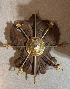 lot 41 image: Vintage Spanish Toledo wall plaque features a hand-carved wooden eagle backdrop and six removable miniature swords.