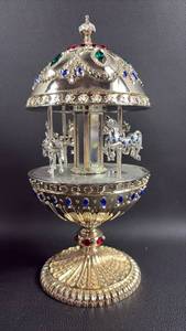 lot 44 image: Wallace Silversmiths Silverplated Musical Carousel Egg