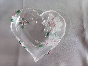 lot 56 image: Heart with Holly Serving Bowl