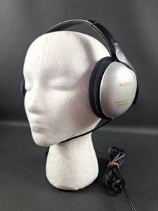 lot 57 image: Sony MDR-CD180 Stereo Headphones