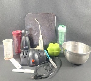 lot 81 image: Kitchenware Bundle includes Pampered Chef items