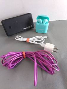 lot 125 image: WORKING PocketJuice Power Bank & Billboard Wireless Earbuds