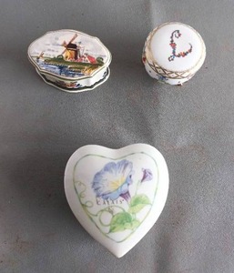 lot 133 image: Porcelain Trinket Boxes