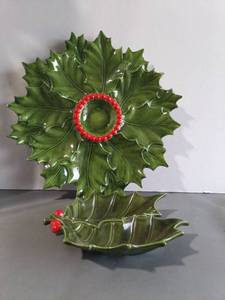 lot 163 image: Holly Leaf Dish and Platter with Red Berries