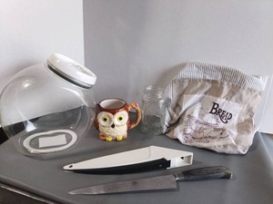 lot 165 image: Kitchen Apron, Pampered Chef Kitchen Knife and Charming Accessories