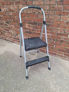 lot 166 image: COSTCO Easy Fold Step Stool
