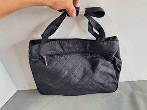 lot 175 image: Brand New Quilted Bag with Cell Phone Pocket