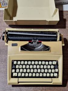 lot 176 image: Vintage Typewriter