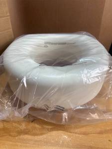 lot 1333 image: Toilet seat riser   approx 4.5 inches