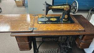 lot 60000 image: 1922 Singer Sewing Machine with Treadle Base and Wood Table