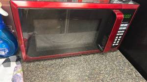 lot 60035 image: Hamilton Beach Red Microwave Oven 0.9 cu ft