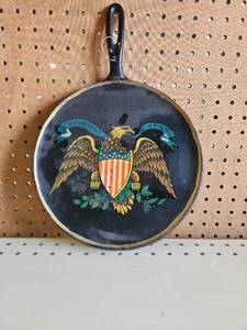 lot 5001 image: Wagner Ware Sidney -O- Round Griddle Pan with Eagle Motif
