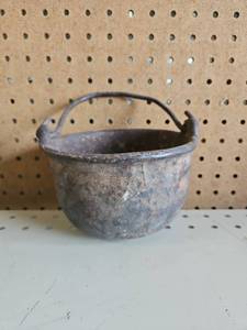 lot 5015 image: BERNZ Cast Iron Smelting Pot Vintage