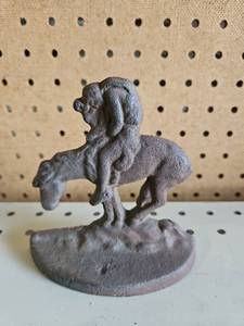 lot 5021 image: Vintage THE LAST TRAIL Native American Indian Horse Cast Metal Book End