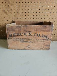 lot 5022 image: Merck & Co., Inc. Manufacturing Chemists Wooden Shipping Box