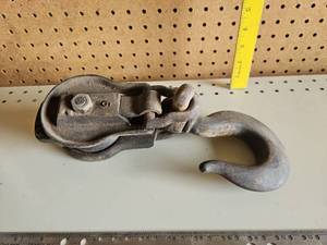 lot 5027 image: Anvil Single Pulley Block with Hook
