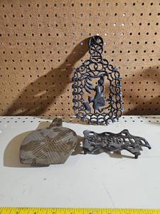 lot 5058 image: Cast and Brass Trivet 3-Piece Lot